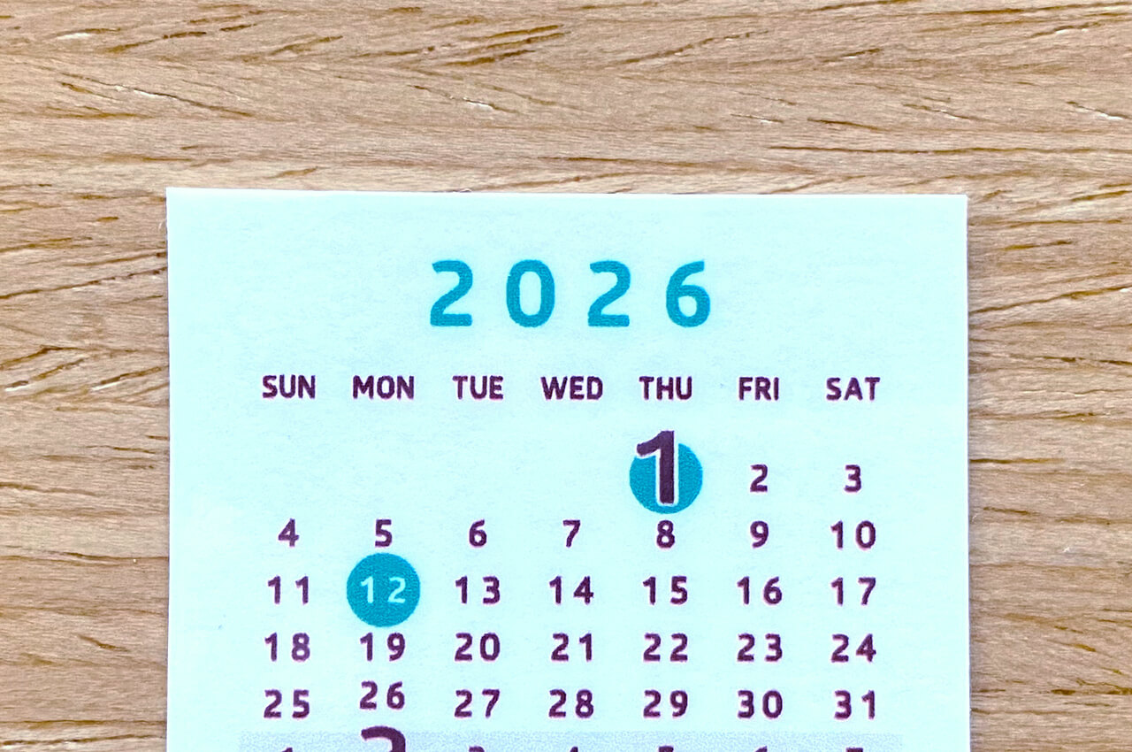 2026年版 KOTOTOIシールカレンダー（茶×緑）